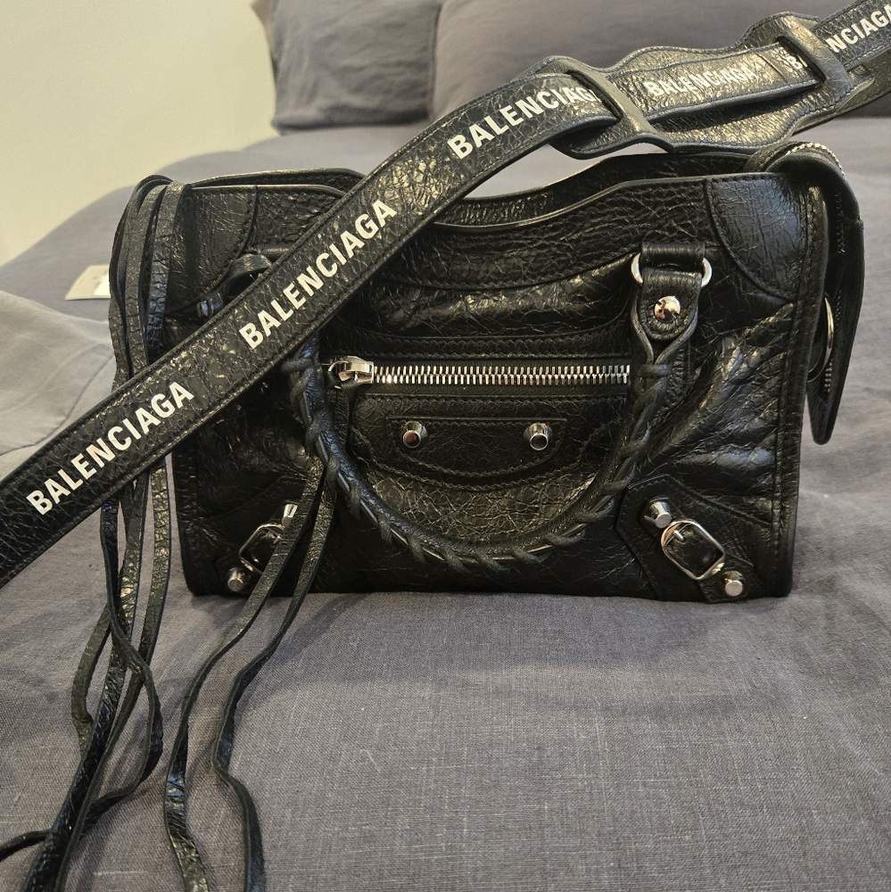 BLAENCIAGA Agneau Mini city with logo strap